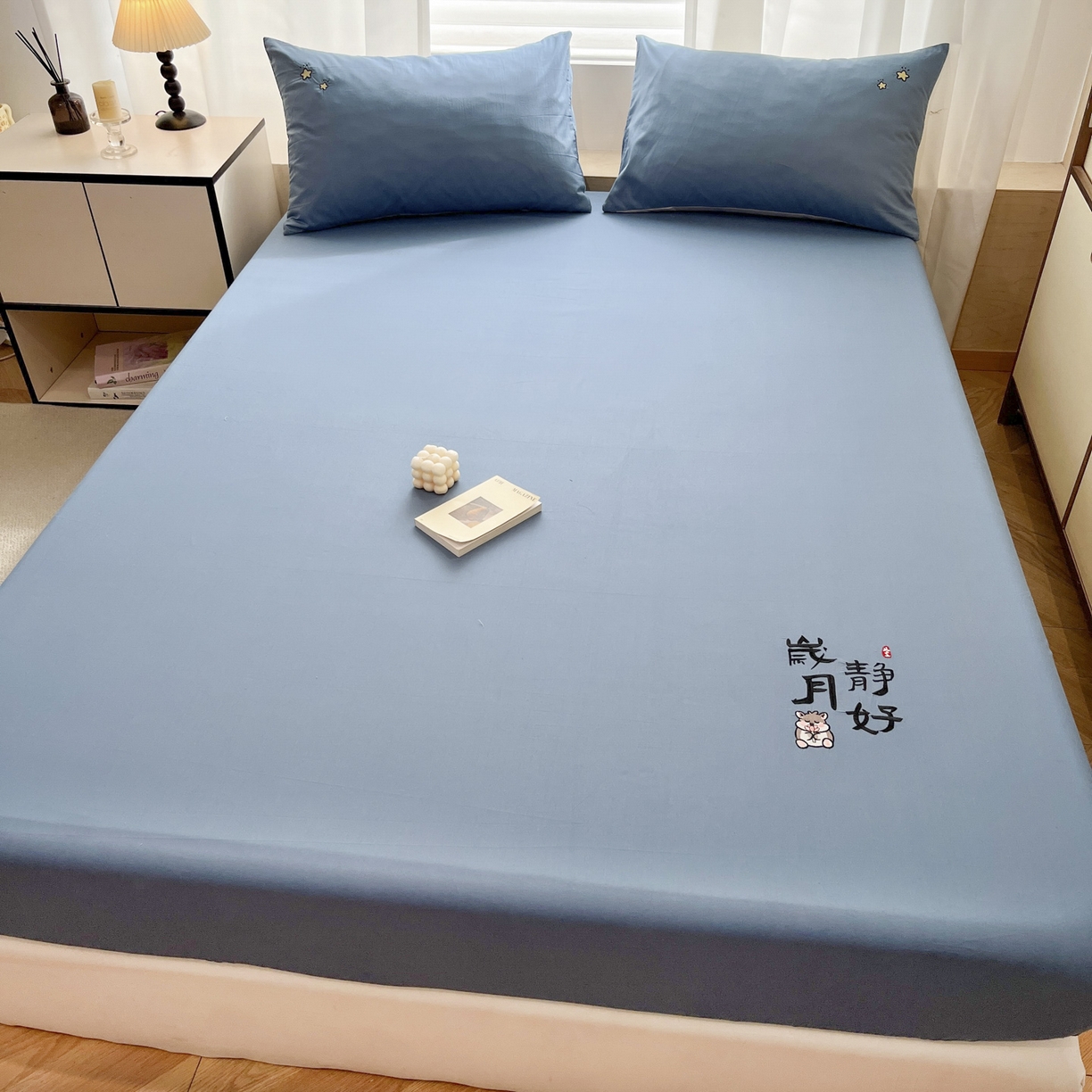 91家纺网 家纺一手货源 找家纺 泽西家纺+V17798841158发大图 2026新品A类13376治愈系国风刺绣纯棉床笠全棉床笠枕套三件套 国风-宾利蓝