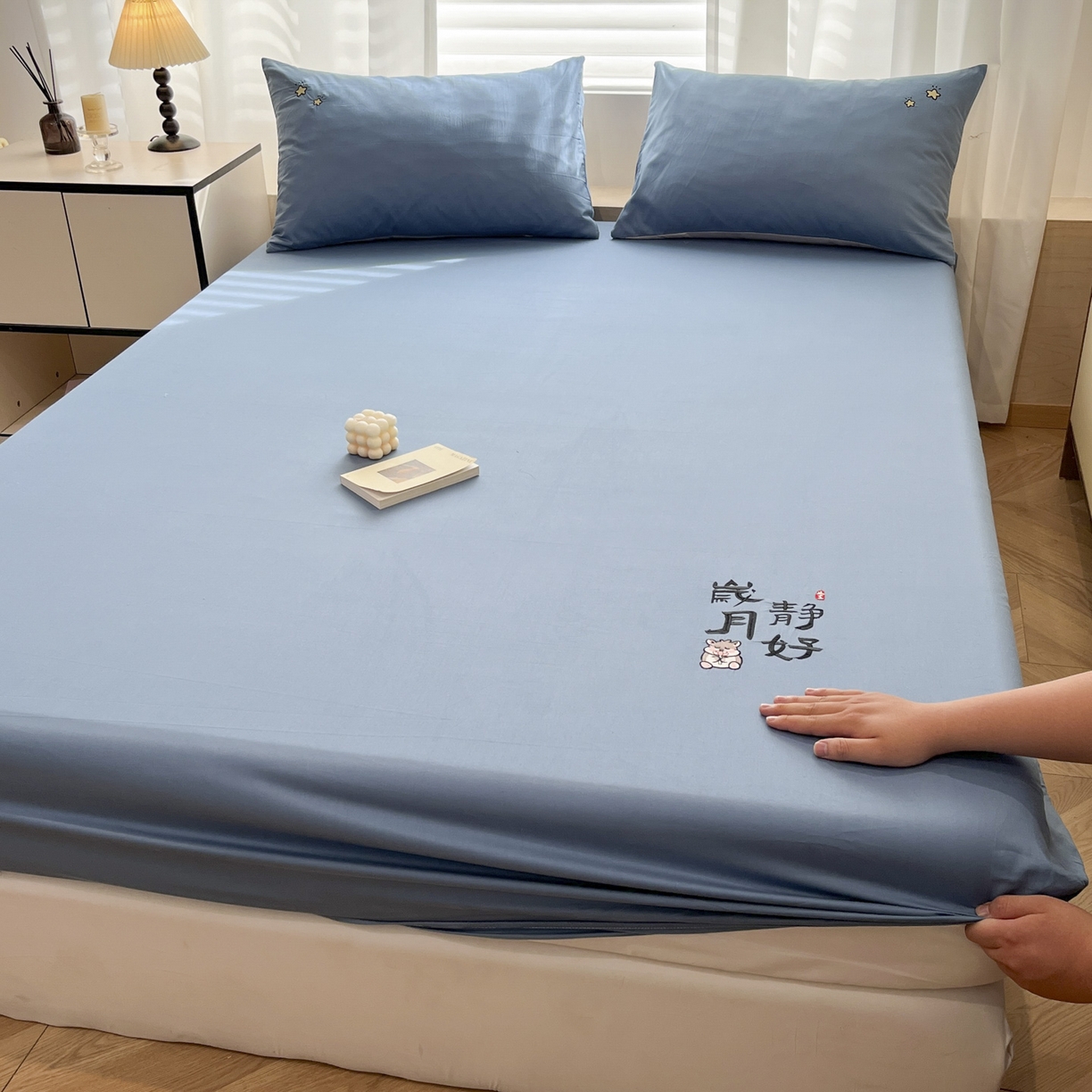 91家纺网 家纺一手货源 找家纺 泽西家纺+V17798841158发大图 2026新品A类13376治愈系国风刺绣纯棉床笠全棉床笠枕套三件套 国风-宾利蓝