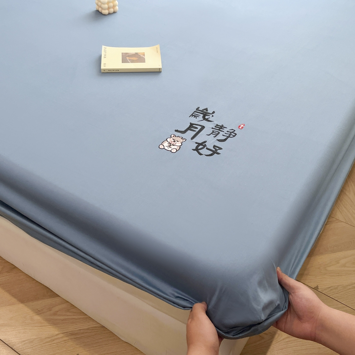 91家纺网 家纺一手货源 找家纺 泽西家纺+V17798841158发大图 2026新品A类13376治愈系国风刺绣纯棉床笠全棉床笠枕套三件套 国风-宾利蓝