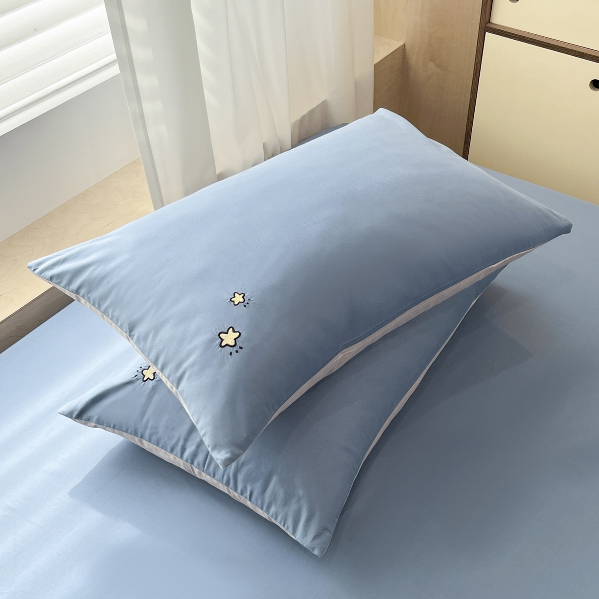 91家纺网 家纺一手货源 找家纺 泽西家纺+V17798841158发大图 2026新品A类13376治愈系国风刺绣纯棉床笠全棉床笠枕套三件套 国风-宾利蓝