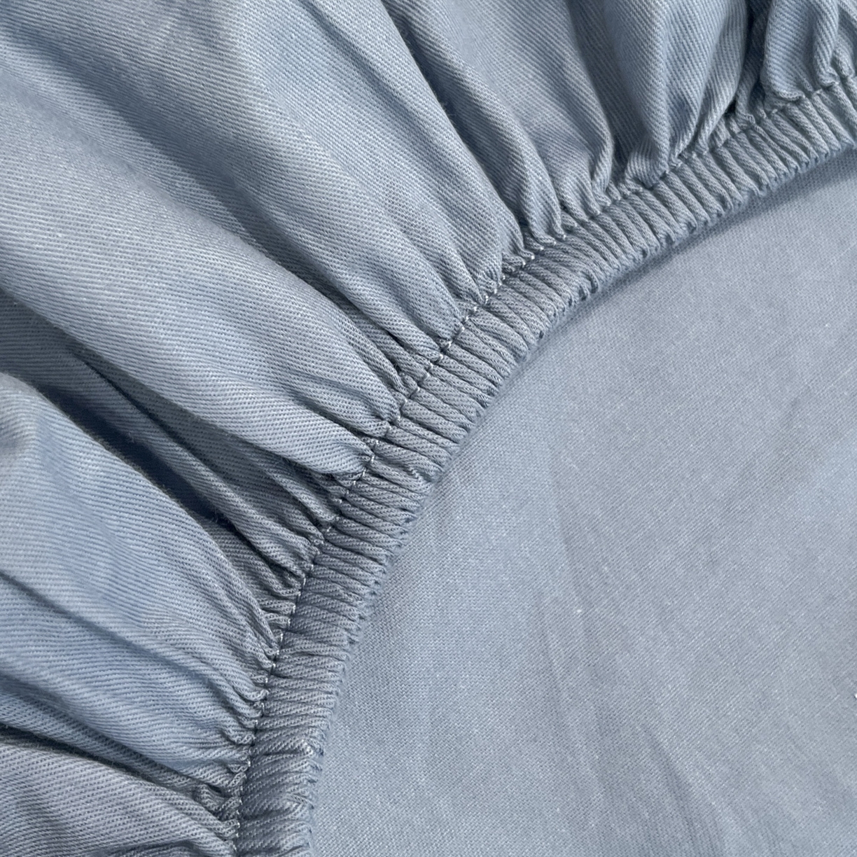 91家纺网 家纺一手货源 找家纺 泽西家纺+V17798841158发大图 2026新品A类13376治愈系国风刺绣纯棉床笠全棉床笠枕套三件套 国风-宾利蓝