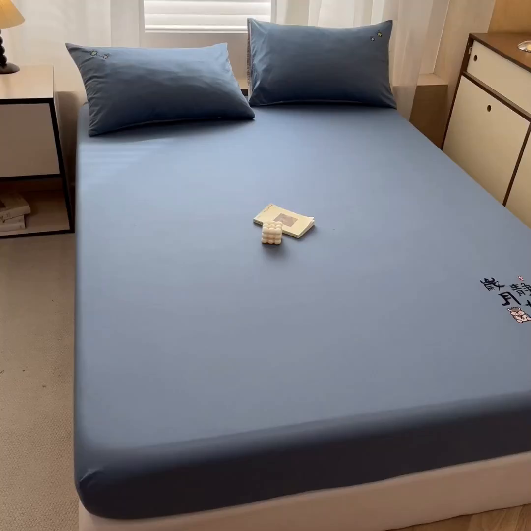 91家纺网 家纺一手货源 找家纺 泽西家纺+V17798841158发大图 2026新品A类13376治愈系国风刺绣纯棉床笠全棉床笠枕套三件套 国风-宾利蓝