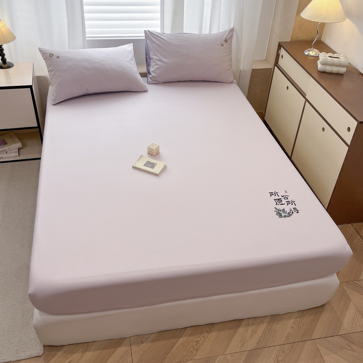 91家纺网 家纺一手货源 找家纺 泽西家纺+V17798841158发大图 2026新品A类13376治愈系国风刺绣纯棉床笠全棉床笠枕套三件套 国风-梵音紫