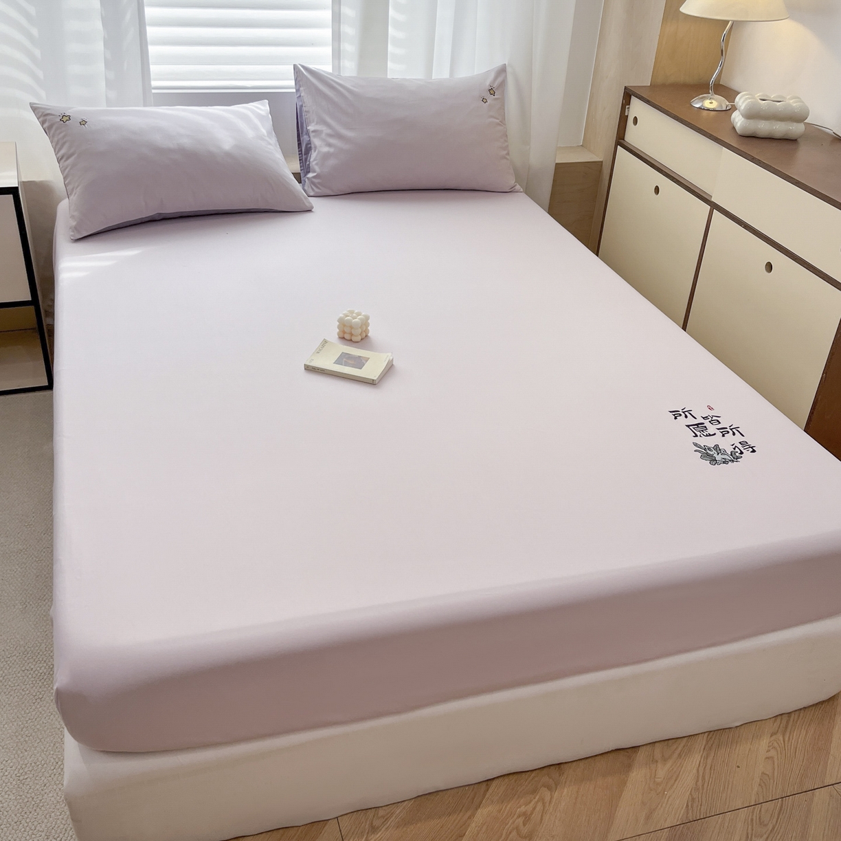 91家纺网 家纺一手货源 找家纺 泽西家纺+V17798841158发大图 2026新品A类13376治愈系国风刺绣纯棉床笠全棉床笠枕套三件套 国风-梵音紫