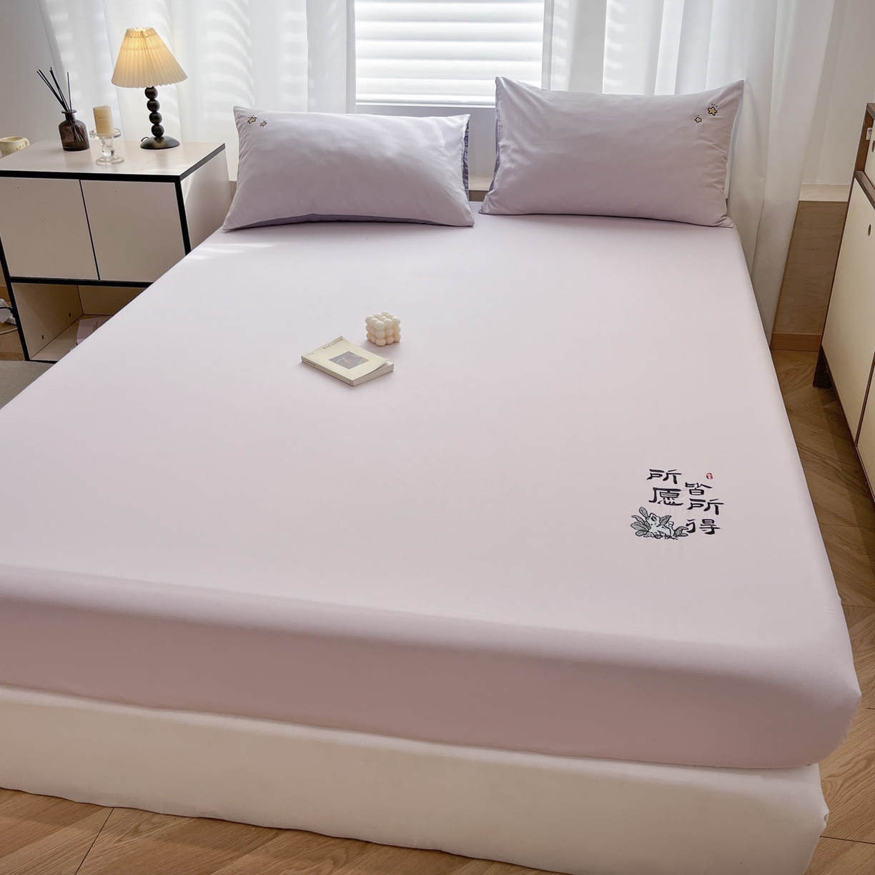 91家纺网 家纺一手货源 找家纺 泽西家纺+V17798841158发大图 2026新品A类13376治愈系国风刺绣纯棉床笠全棉床笠枕套三件套 国风-梵音紫