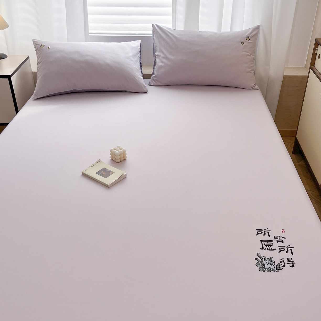 91家纺网 家纺一手货源 找家纺 泽西家纺+V17798841158发大图 2026新品A类13376治愈系国风刺绣纯棉床笠全棉床笠枕套三件套 国风-梵音紫