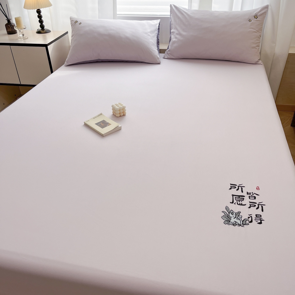 91家纺网 家纺一手货源 找家纺 泽西家纺+V17798841158发大图 2026新品A类13376治愈系国风刺绣纯棉床笠全棉床笠枕套三件套 国风-梵音紫