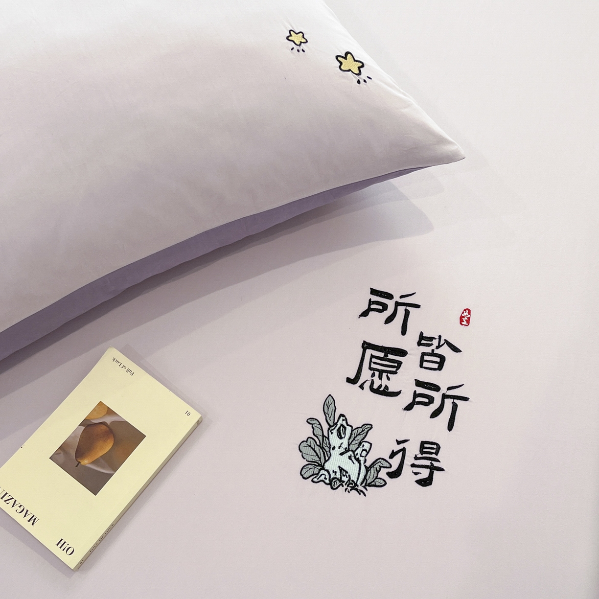 91家纺网 家纺一手货源 找家纺 泽西家纺+V17798841158发大图 2026新品A类13376治愈系国风刺绣纯棉床笠全棉床笠枕套三件套 国风-梵音紫