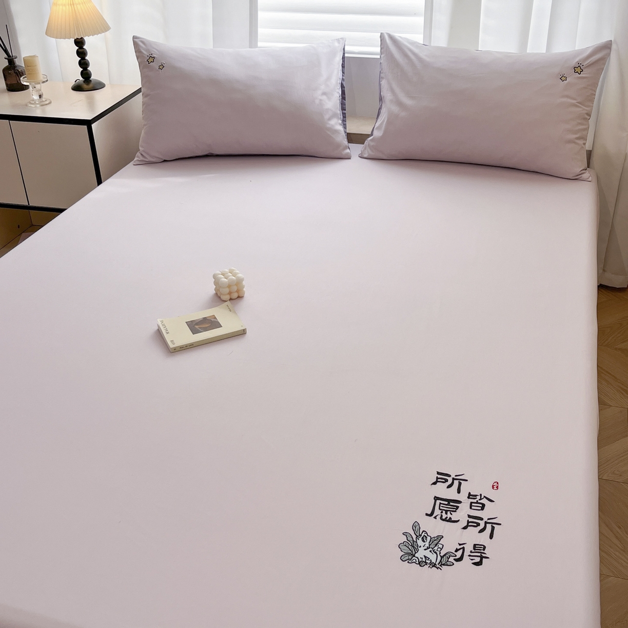 91家纺网 家纺一手货源 找家纺 泽西家纺+V17798841158发大图 2026新品A类13376治愈系国风刺绣纯棉床笠全棉床笠枕套三件套 国风-梵音紫
