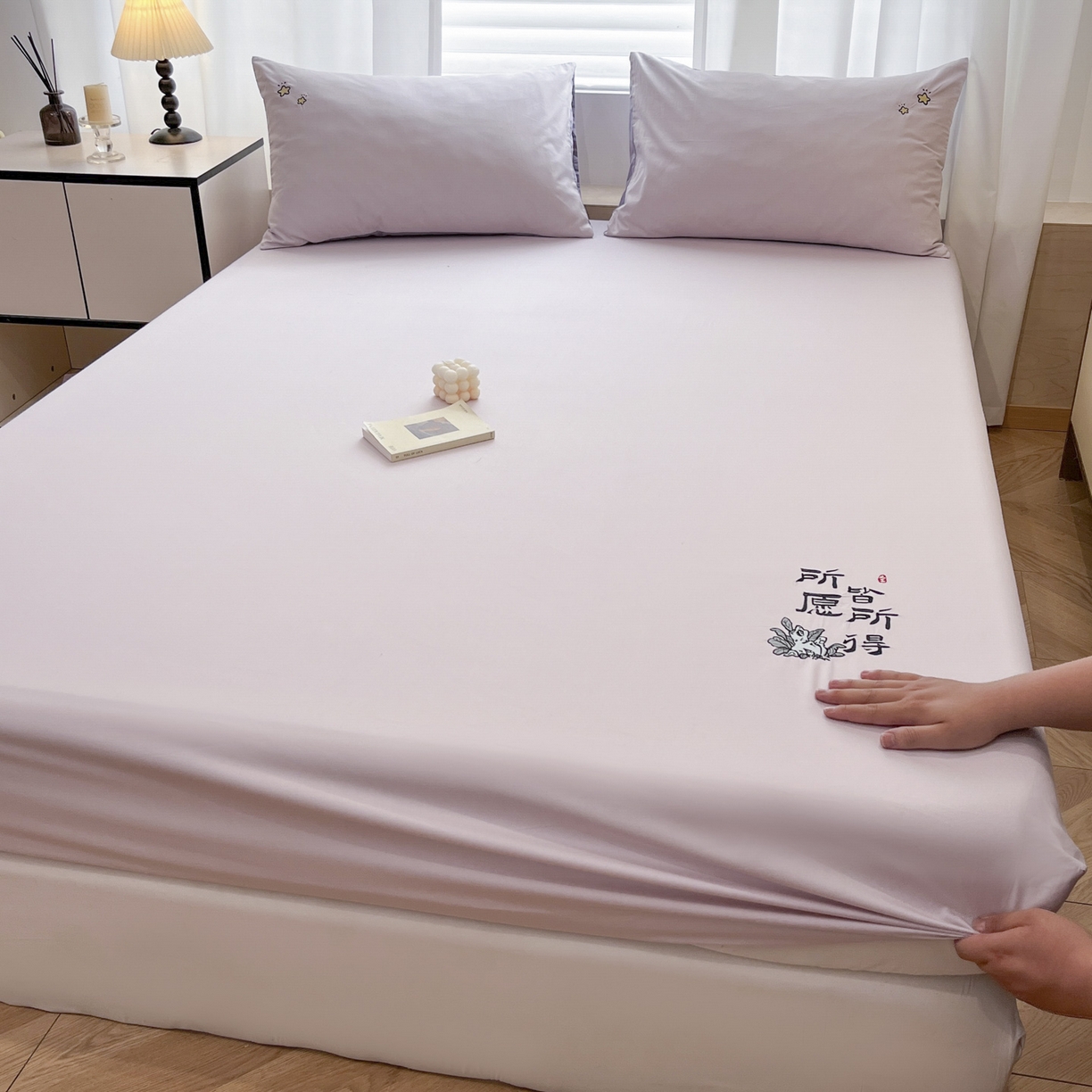 91家纺网 家纺一手货源 找家纺 泽西家纺+V17798841158发大图 2026新品A类13376治愈系国风刺绣纯棉床笠全棉床笠枕套三件套 国风-梵音紫