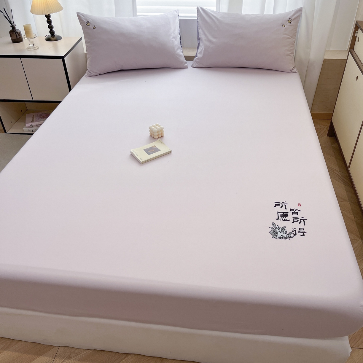 91家纺网 家纺一手货源 找家纺 泽西家纺+V17798841158发大图 2026新品A类13376治愈系国风刺绣纯棉床笠全棉床笠枕套三件套 国风-梵音紫