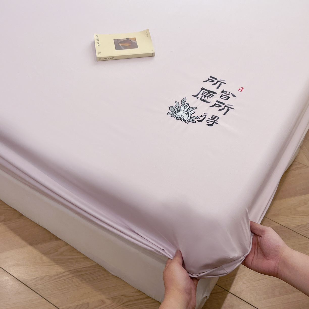 91家纺网 家纺一手货源 找家纺 泽西家纺+V17798841158发大图 2026新品A类13376治愈系国风刺绣纯棉床笠全棉床笠枕套三件套 国风-梵音紫