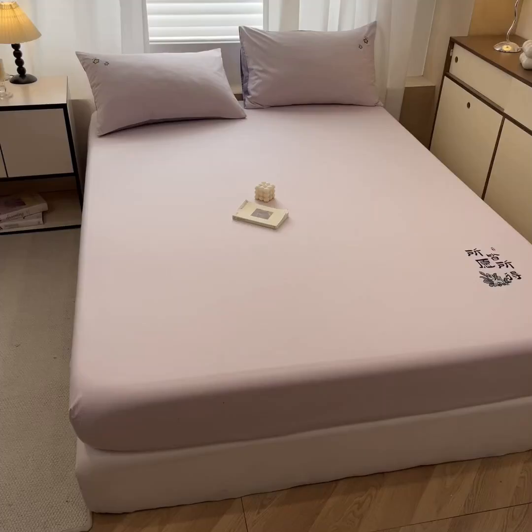 91家纺网 家纺一手货源 找家纺 泽西家纺+V17798841158发大图 2026新品A类13376治愈系国风刺绣纯棉床笠全棉床笠枕套三件套 国风-梵音紫