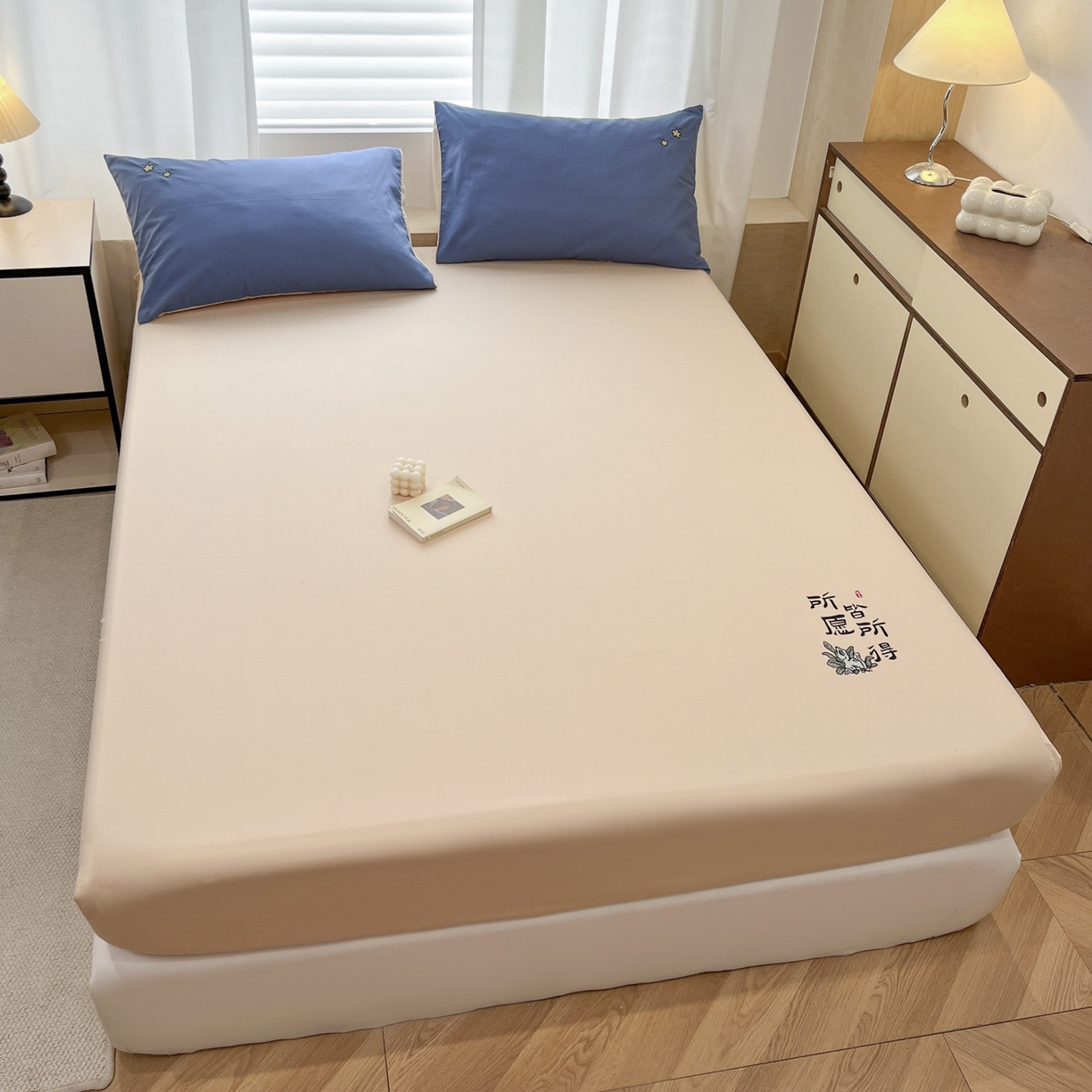 91家纺网 家纺一手货源 找家纺 泽西家纺+V17798841158发大图 2026新品A类13376治愈系国风刺绣纯棉床笠全棉床笠枕套三件套 国风-奶茶杏