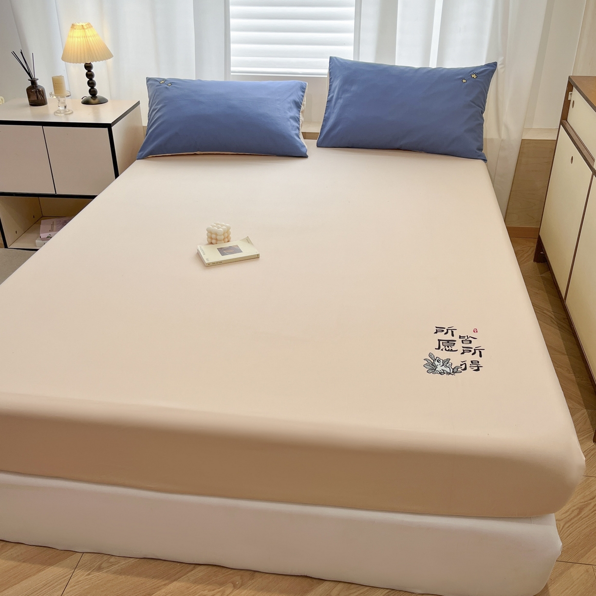 91家纺网 家纺一手货源 找家纺 泽西家纺+V17798841158发大图 2026新品A类13376治愈系国风刺绣纯棉床笠全棉床笠枕套三件套 国风-奶茶杏