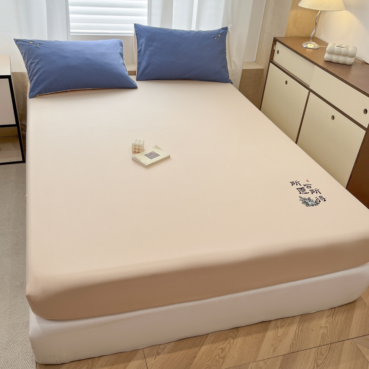 91家纺网 家纺一手货源 找家纺 泽西家纺+V17798841158发大图 2026新品A类13376治愈系国风刺绣纯棉床笠全棉床笠枕套三件套 国风-奶茶杏