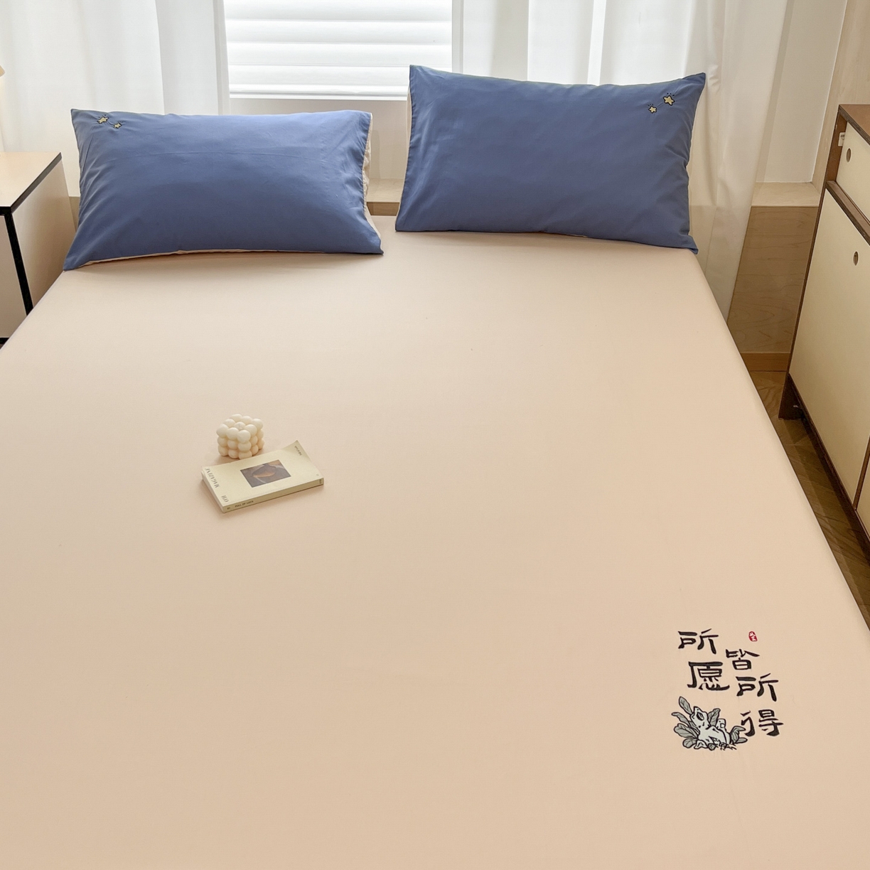 91家纺网 家纺一手货源 找家纺 泽西家纺+V17798841158发大图 2026新品A类13376治愈系国风刺绣纯棉床笠全棉床笠枕套三件套 国风-奶茶杏