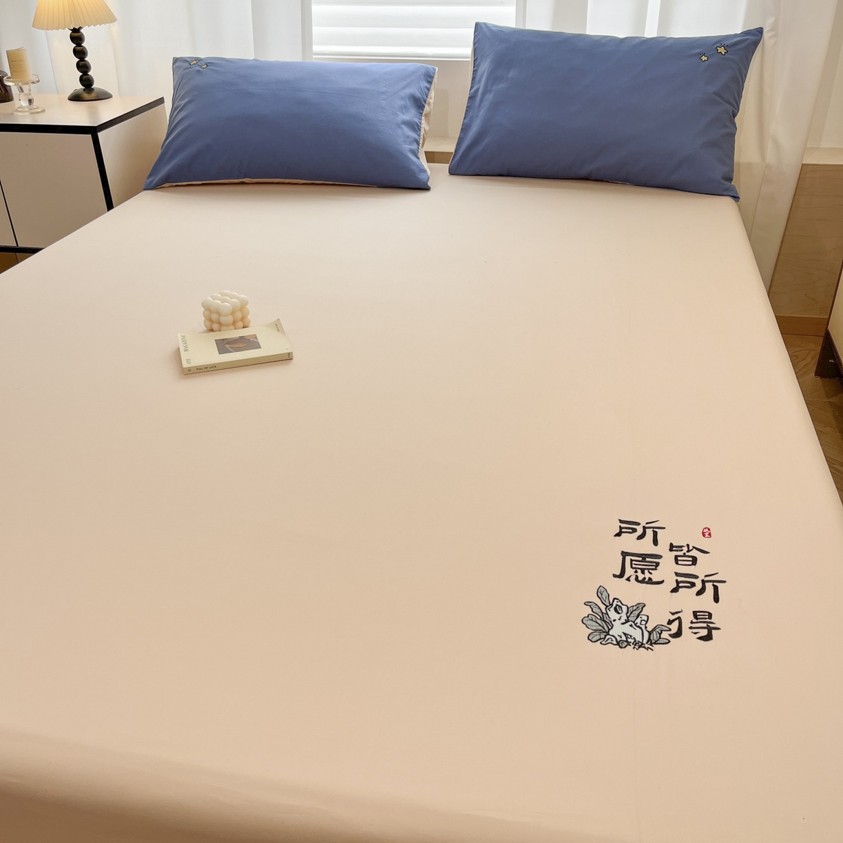 91家纺网 家纺一手货源 找家纺 泽西家纺+V17798841158发大图 2026新品A类13376治愈系国风刺绣纯棉床笠全棉床笠枕套三件套 国风-奶茶杏