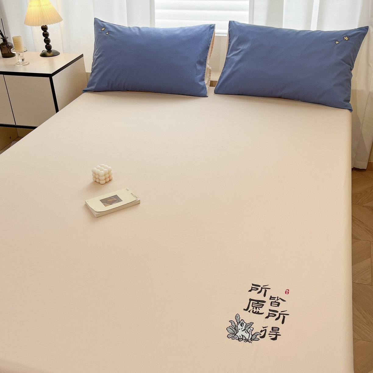 91家纺网 家纺一手货源 找家纺 泽西家纺+V17798841158发大图 2026新品A类13376治愈系国风刺绣纯棉床笠全棉床笠枕套三件套 国风-奶茶杏