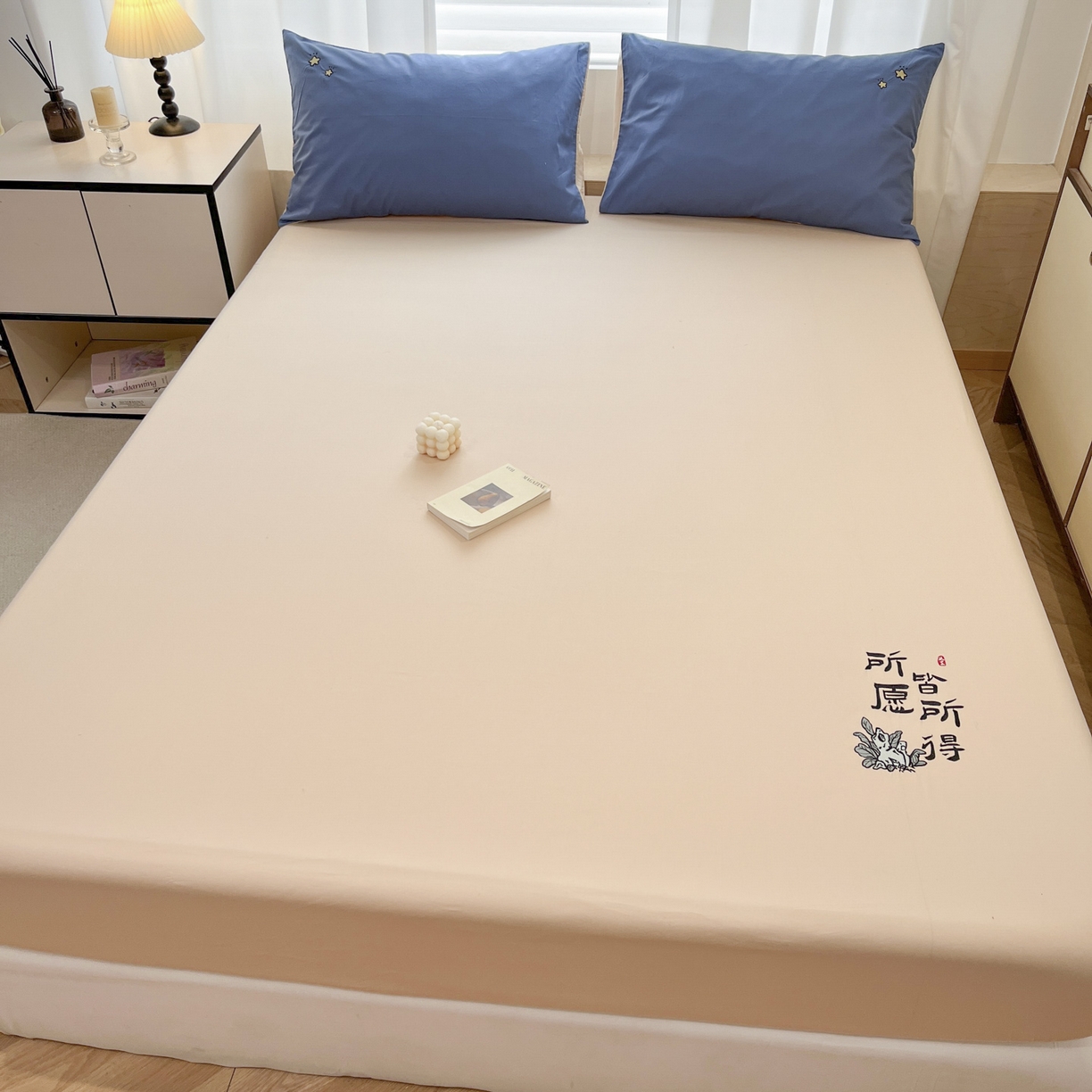 91家纺网 家纺一手货源 找家纺 泽西家纺+V17798841158发大图 2026新品A类13376治愈系国风刺绣纯棉床笠全棉床笠枕套三件套 国风-奶茶杏