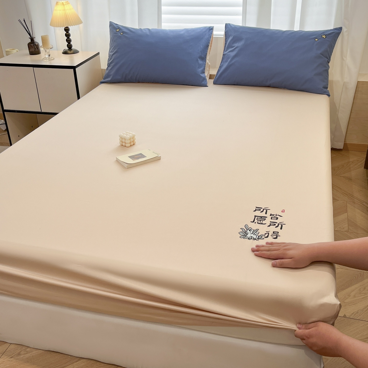 91家纺网 家纺一手货源 找家纺 泽西家纺+V17798841158发大图 2026新品A类13376治愈系国风刺绣纯棉床笠全棉床笠枕套三件套 国风-奶茶杏