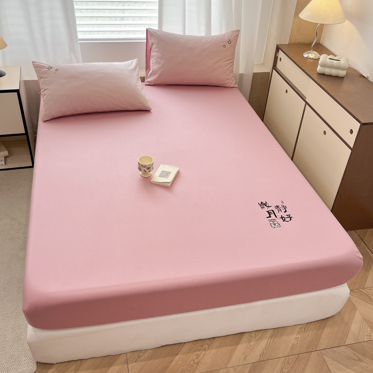 91家纺网 家纺一手货源 找家纺 泽西家纺+V17798841158发大图 2026新品A类13376治愈系国风刺绣纯棉床笠全棉床笠枕套三件套 国风-暖豆沙