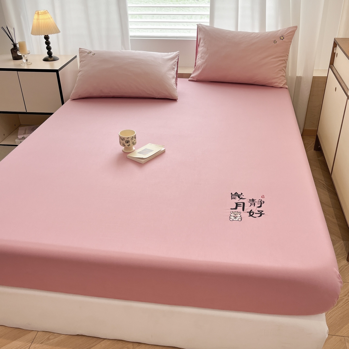 91家纺网 家纺一手货源 找家纺 泽西家纺+V17798841158发大图 2026新品A类13376治愈系国风刺绣纯棉床笠全棉床笠枕套三件套 国风-暖豆沙