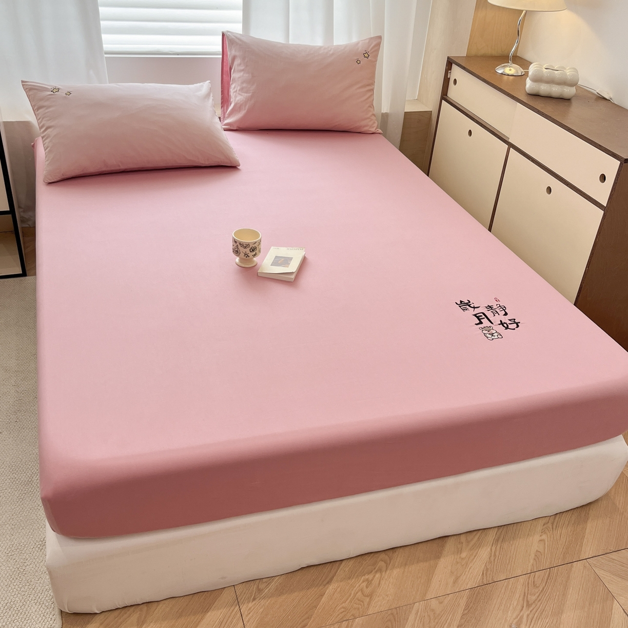 91家纺网 家纺一手货源 找家纺 泽西家纺+V17798841158发大图 2026新品A类13376治愈系国风刺绣纯棉床笠全棉床笠枕套三件套 国风-暖豆沙