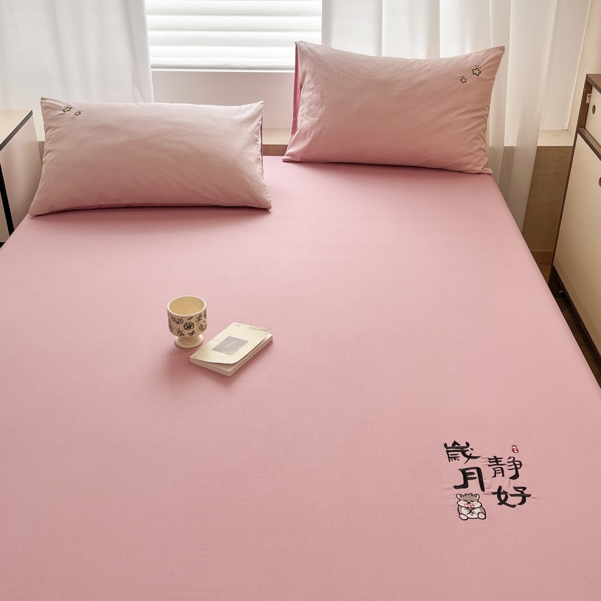 91家纺网 家纺一手货源 找家纺 泽西家纺+V17798841158发大图 2026新品A类13376治愈系国风刺绣纯棉床笠全棉床笠枕套三件套 国风-暖豆沙