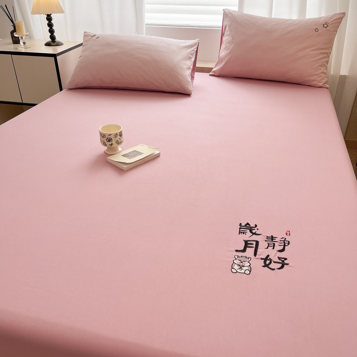 91家纺网 家纺一手货源 找家纺 泽西家纺+V17798841158发大图 2026新品A类13376治愈系国风刺绣纯棉床笠全棉床笠枕套三件套 国风-暖豆沙