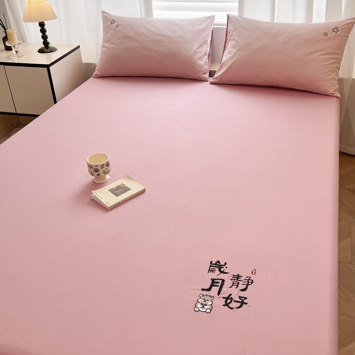 91家纺网 家纺一手货源 找家纺 泽西家纺+V17798841158发大图 2026新品A类13376治愈系国风刺绣纯棉床笠全棉床笠枕套三件套 国风-暖豆沙