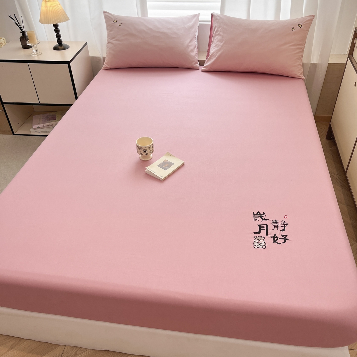 91家纺网 家纺一手货源 找家纺 泽西家纺+V17798841158发大图 2026新品A类13376治愈系国风刺绣纯棉床笠全棉床笠枕套三件套 国风-暖豆沙