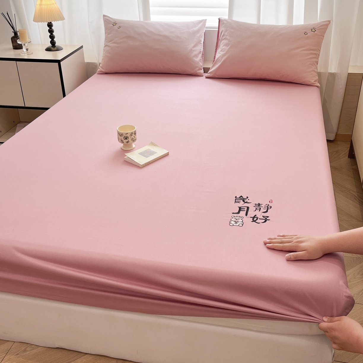 91家纺网 家纺一手货源 找家纺 泽西家纺+V17798841158发大图 2026新品A类13376治愈系国风刺绣纯棉床笠全棉床笠枕套三件套 国风-暖豆沙