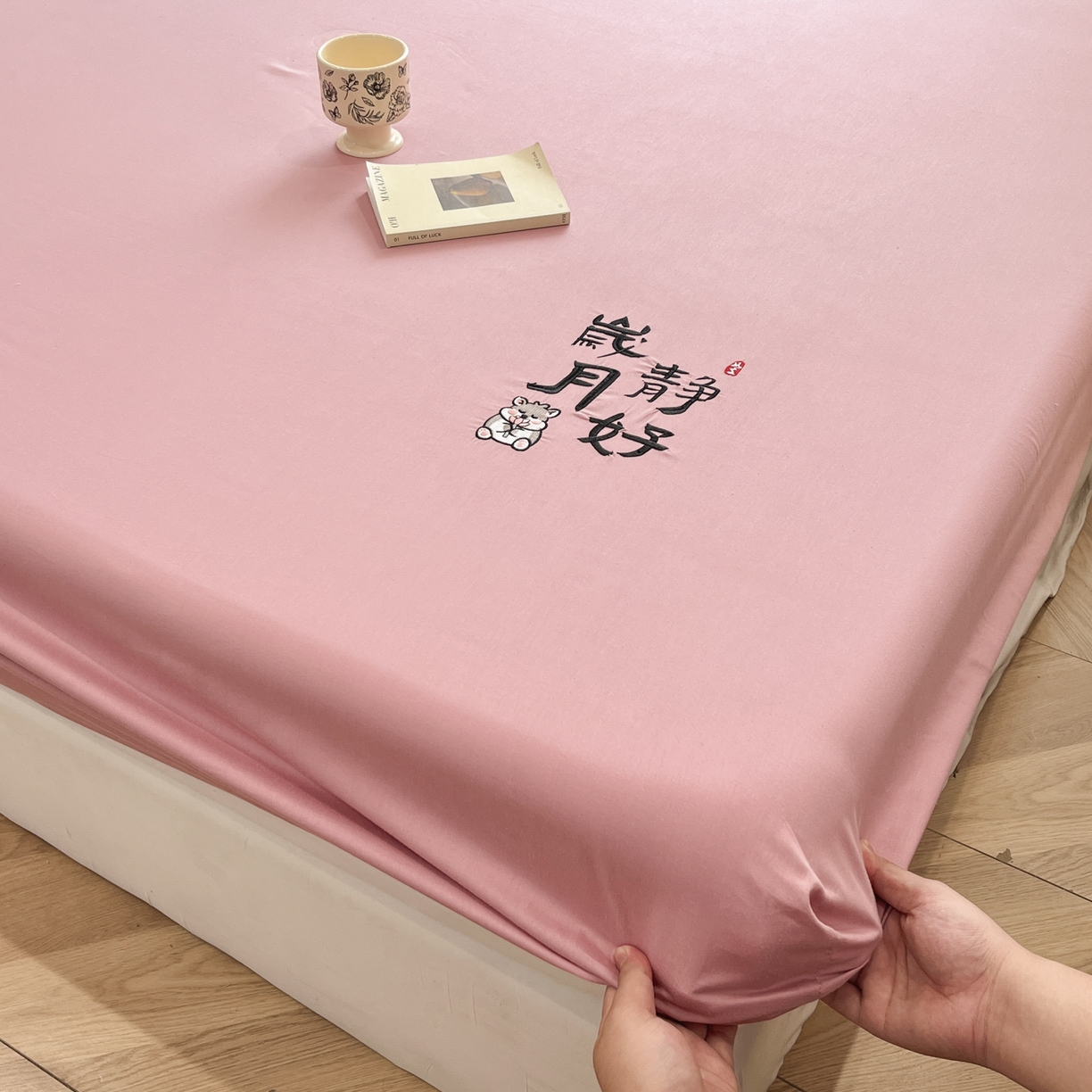 91家纺网 家纺一手货源 找家纺 泽西家纺+V17798841158发大图 2026新品A类13376治愈系国风刺绣纯棉床笠全棉床笠枕套三件套 国风-暖豆沙