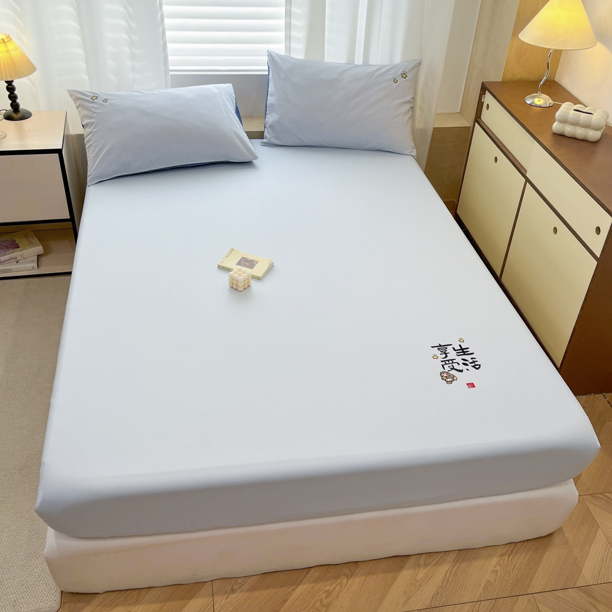 91家纺网 家纺一手货源 找家纺 泽西家纺+V17798841158发大图 2026新品A类13376治愈系国风刺绣纯棉床笠全棉床笠枕套三件套 国风-晴空蓝