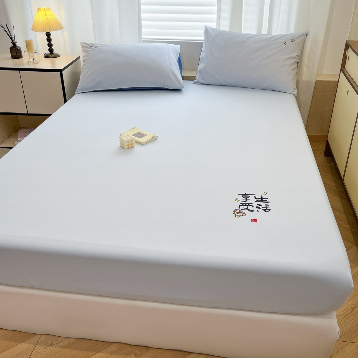 91家纺网 家纺一手货源 找家纺 泽西家纺+V17798841158发大图 2026新品A类13376治愈系国风刺绣纯棉床笠全棉床笠枕套三件套 国风-晴空蓝