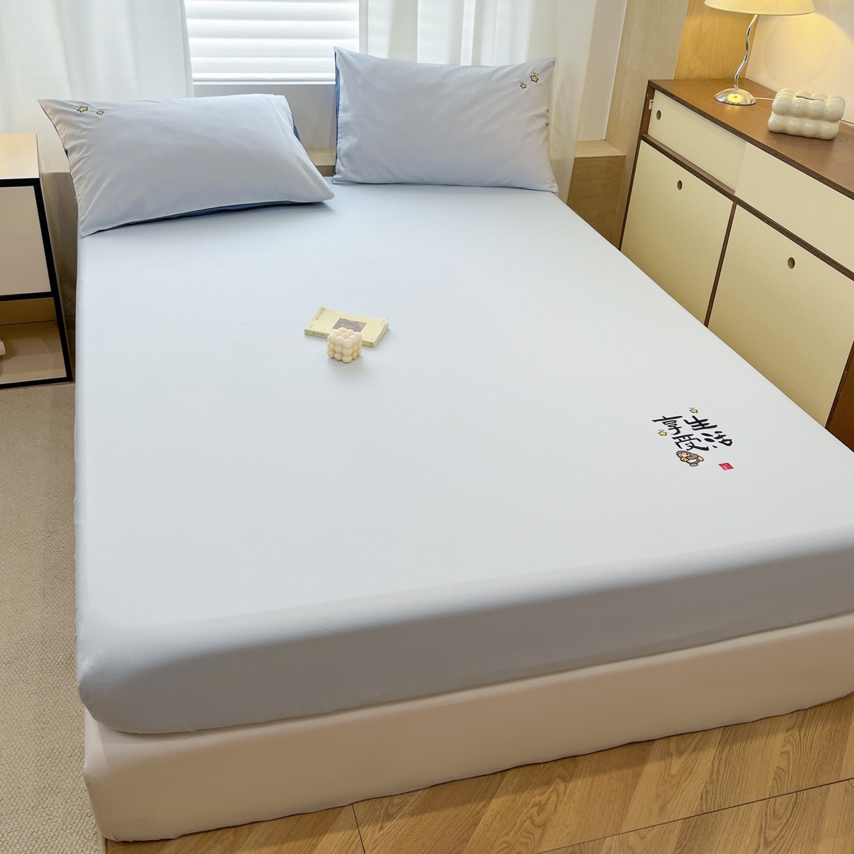 91家纺网 家纺一手货源 找家纺 泽西家纺+V17798841158发大图 2026新品A类13376治愈系国风刺绣纯棉床笠全棉床笠枕套三件套 国风-晴空蓝