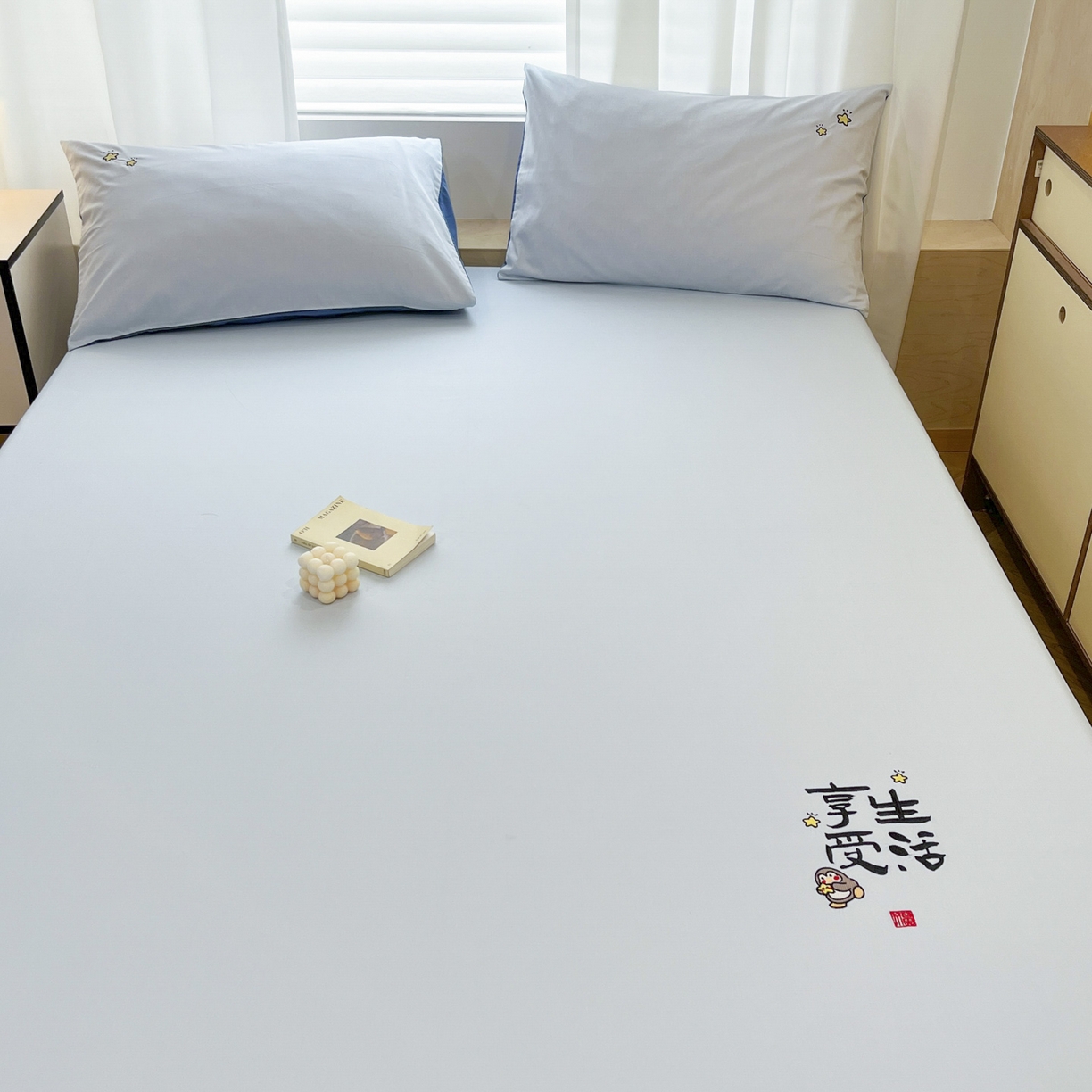 91家纺网 家纺一手货源 找家纺 泽西家纺+V17798841158发大图 2026新品A类13376治愈系国风刺绣纯棉床笠全棉床笠枕套三件套 国风-晴空蓝