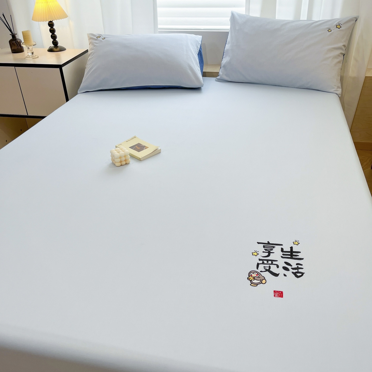 91家纺网 家纺一手货源 找家纺 泽西家纺+V17798841158发大图 2026新品A类13376治愈系国风刺绣纯棉床笠全棉床笠枕套三件套 国风-晴空蓝