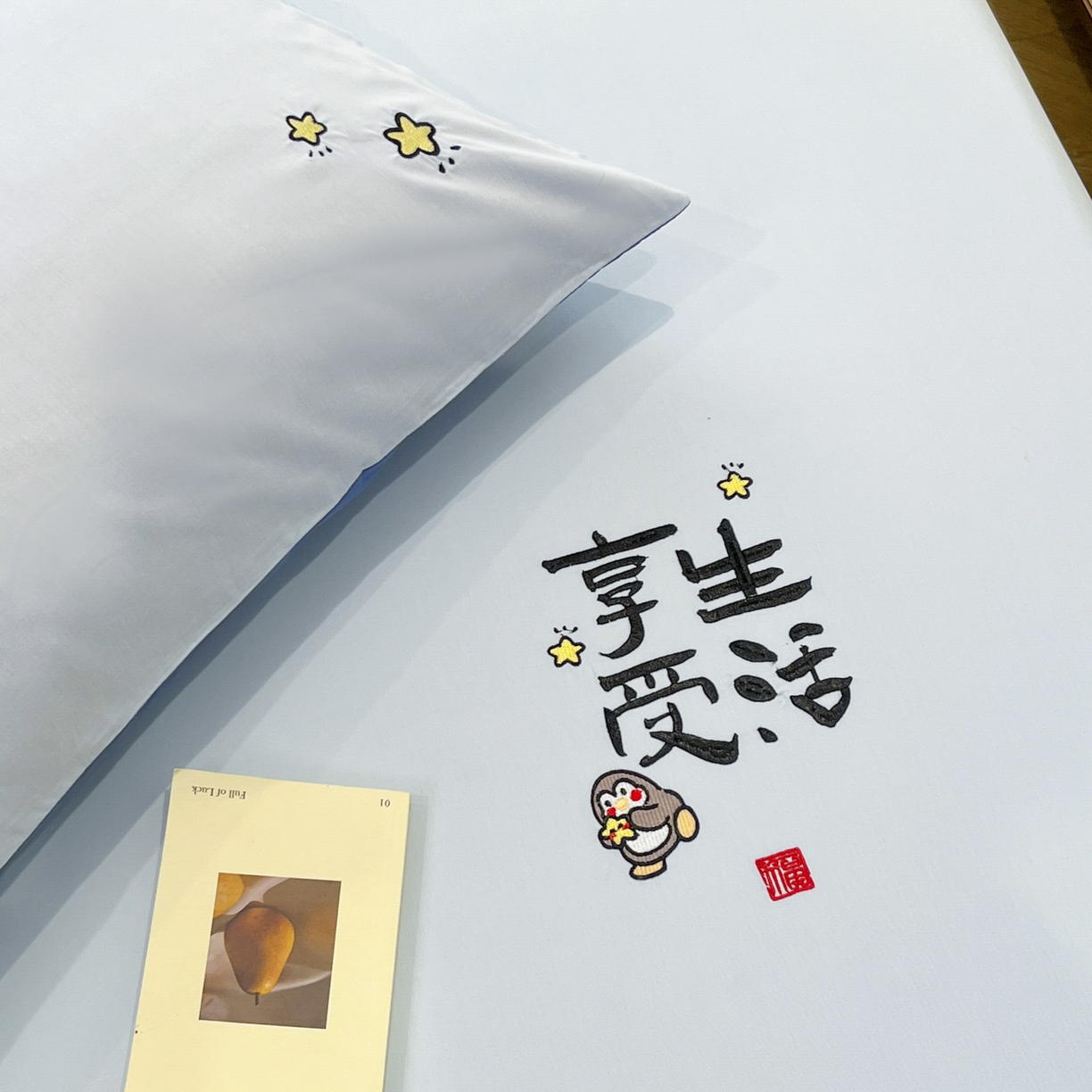 91家纺网 家纺一手货源 找家纺 泽西家纺+V17798841158发大图 2026新品A类13376治愈系国风刺绣纯棉床笠全棉床笠枕套三件套 国风-晴空蓝