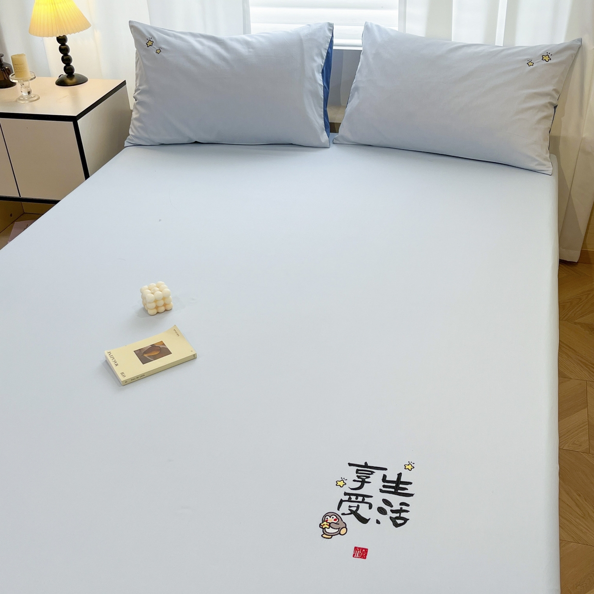 91家纺网 家纺一手货源 找家纺 泽西家纺+V17798841158发大图 2026新品A类13376治愈系国风刺绣纯棉床笠全棉床笠枕套三件套 国风-晴空蓝