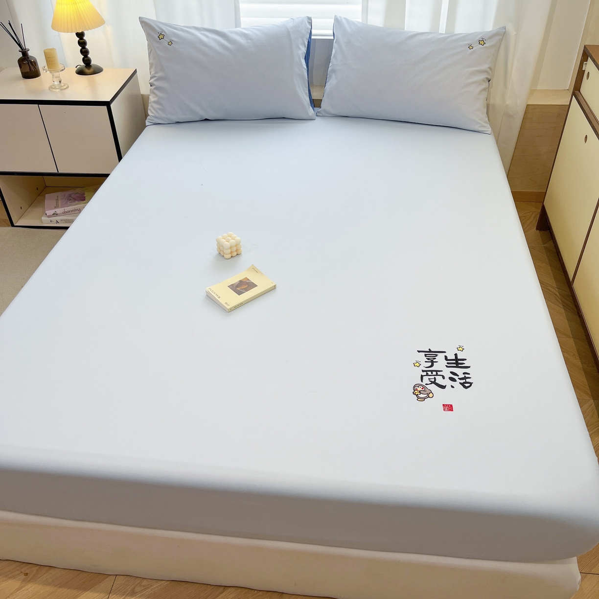 91家纺网 家纺一手货源 找家纺 泽西家纺+V17798841158发大图 2026新品A类13376治愈系国风刺绣纯棉床笠全棉床笠枕套三件套 国风-晴空蓝