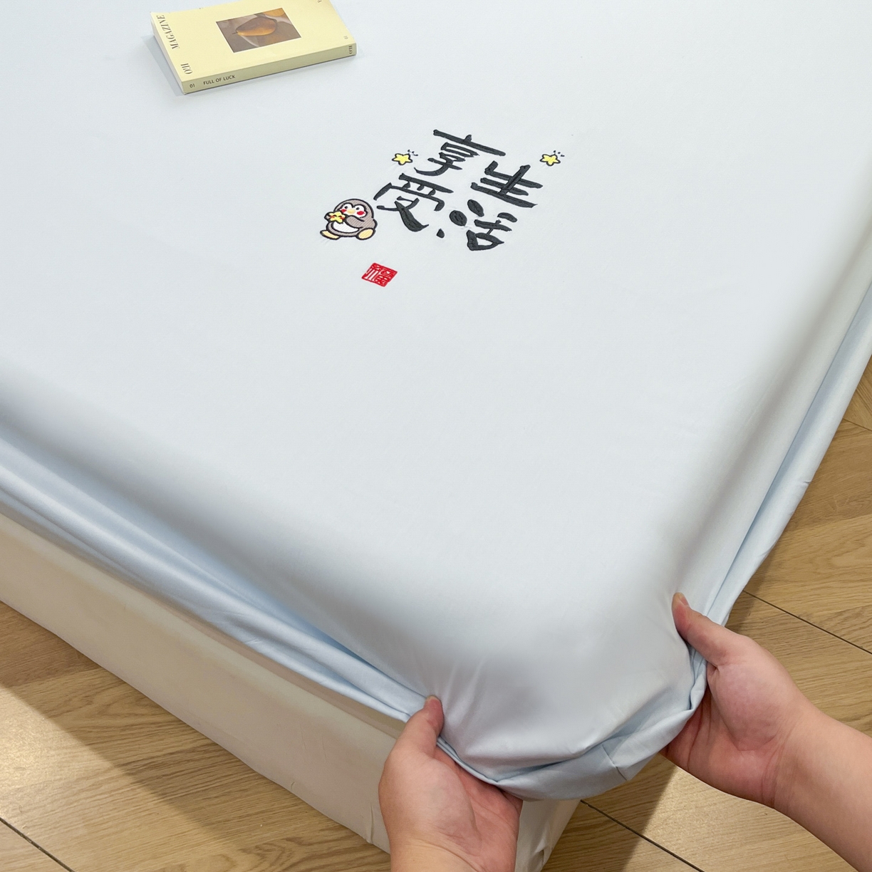 91家纺网 家纺一手货源 找家纺 泽西家纺+V17798841158发大图 2026新品A类13376治愈系国风刺绣纯棉床笠全棉床笠枕套三件套 国风-晴空蓝