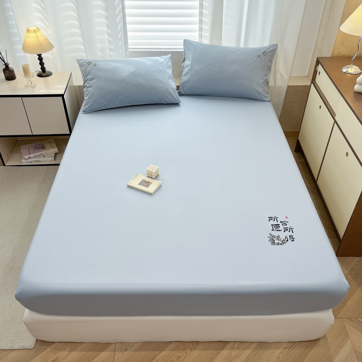 泽西家纺+V17798841158发大图 2026新品A类13376治愈系国风刺绣纯棉床笠全棉床笠枕套三件套 国风-水雾蓝