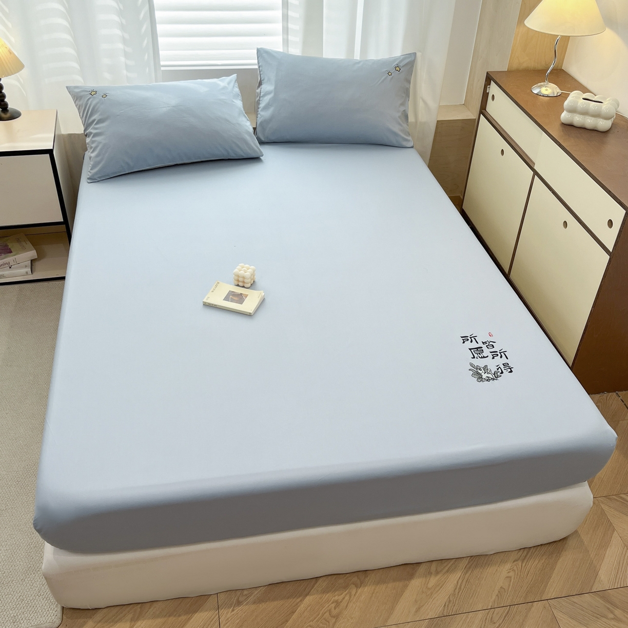 91家纺网 家纺一手货源 找家纺 泽西家纺+V17798841158发大图 2026新品A类13376治愈系国风刺绣纯棉床笠全棉床笠枕套三件套 国风-水雾蓝