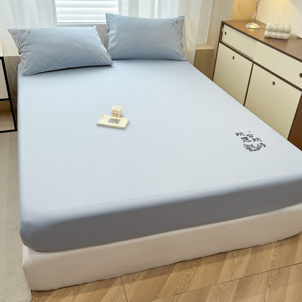 91家纺网 家纺一手货源 找家纺 泽西家纺+V17798841158发大图 2026新品A类13376治愈系国风刺绣纯棉床笠全棉床笠枕套三件套 国风-水雾蓝