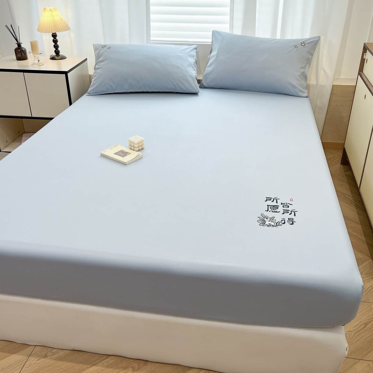 91家纺网 家纺一手货源 找家纺 泽西家纺+V17798841158发大图 2026新品A类13376治愈系国风刺绣纯棉床笠全棉床笠枕套三件套 国风-水雾蓝