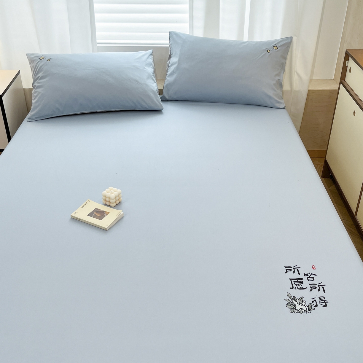 91家纺网 家纺一手货源 找家纺 泽西家纺+V17798841158发大图 2026新品A类13376治愈系国风刺绣纯棉床笠全棉床笠枕套三件套 国风-水雾蓝