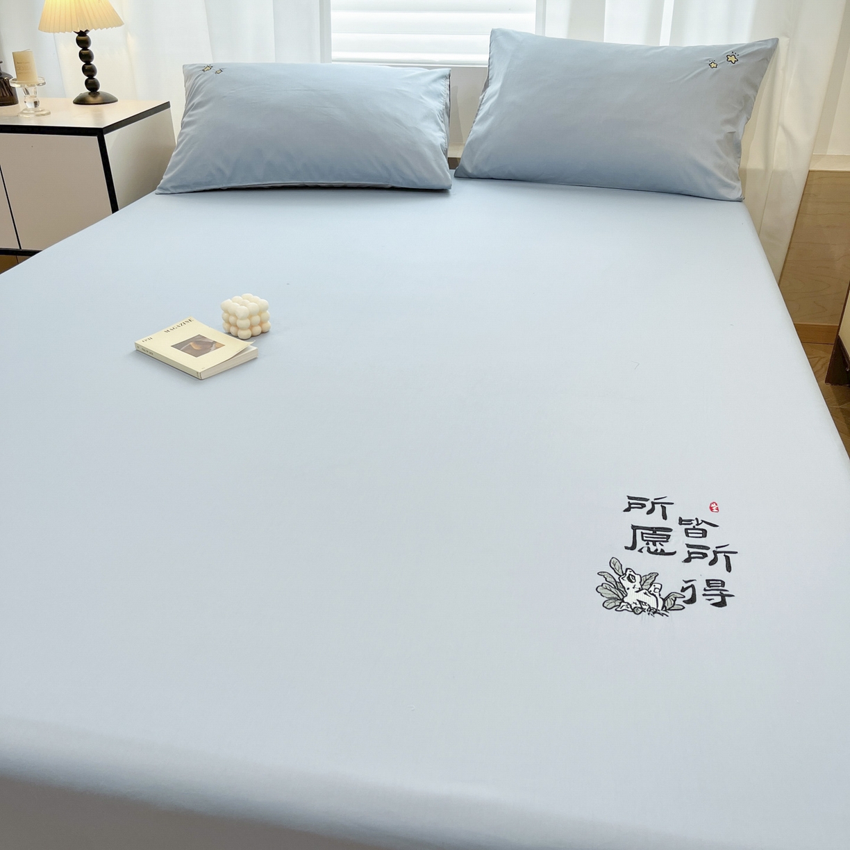 91家纺网 家纺一手货源 找家纺 泽西家纺+V17798841158发大图 2026新品A类13376治愈系国风刺绣纯棉床笠全棉床笠枕套三件套 国风-水雾蓝