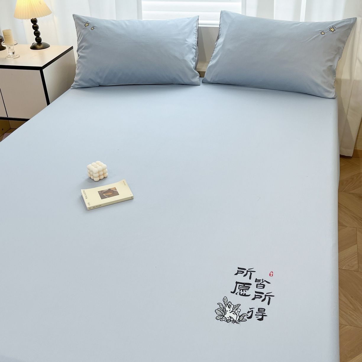 91家纺网 家纺一手货源 找家纺 泽西家纺+V17798841158发大图 2026新品A类13376治愈系国风刺绣纯棉床笠全棉床笠枕套三件套 国风-水雾蓝